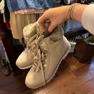 Snow boots